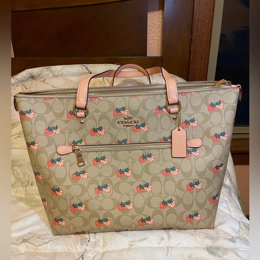 Gallery Tote In Signature Canvas With Strawberry Print